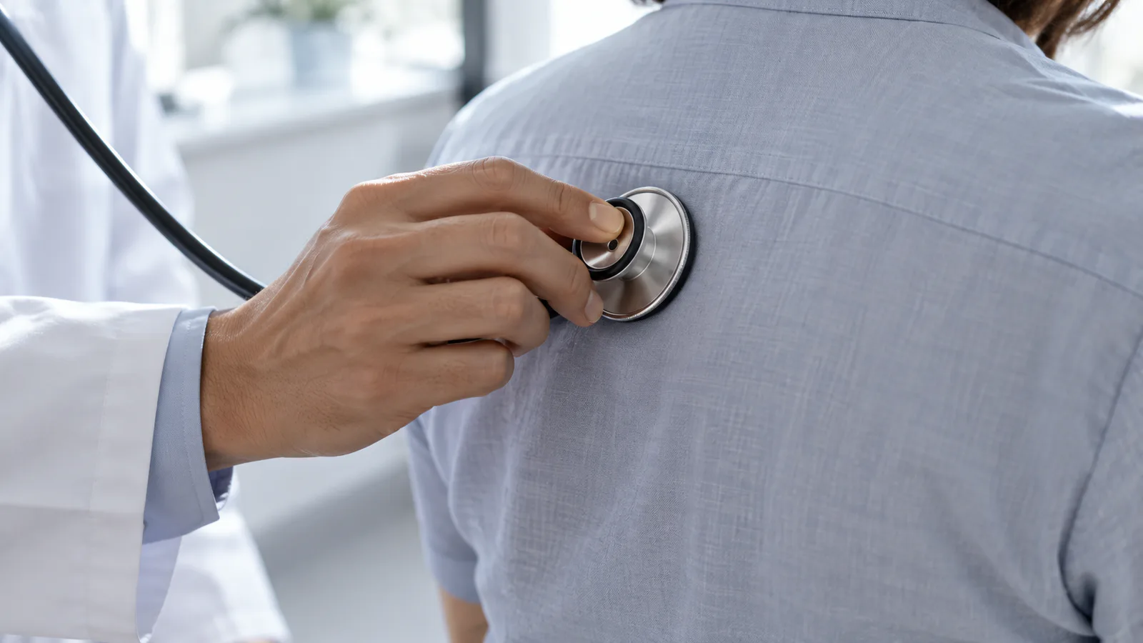 Profesional de la salud realizando una consulta médica.
