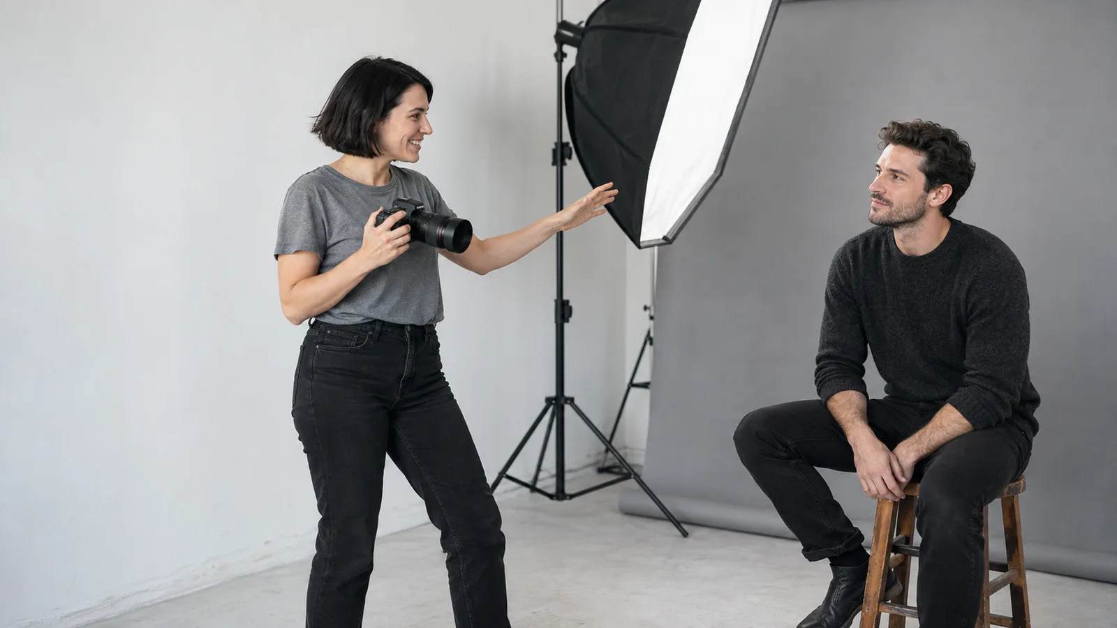 Fotógrafa dirigiendo una sesión profesional en estudio.